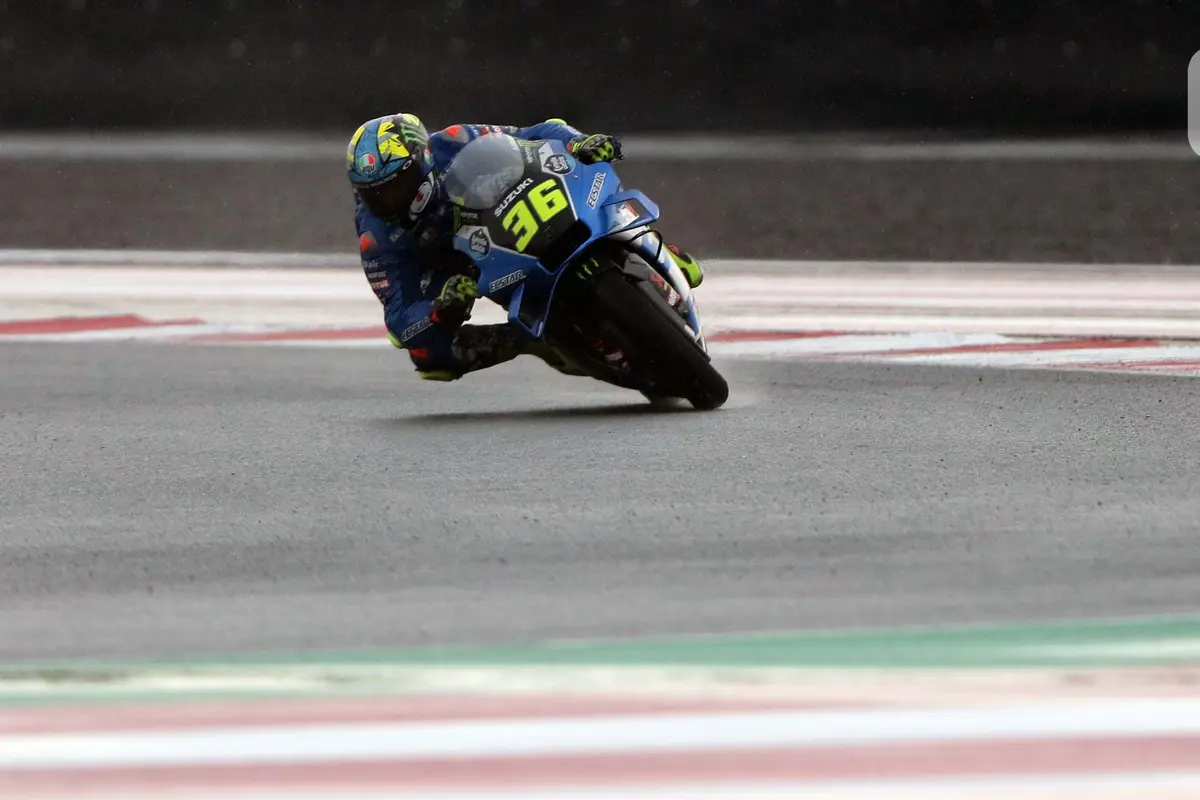 FOTO: Aksi Pembalap MotoGP Libas Lintasan Basah Pertamina Mandalika International Street Sirkuit