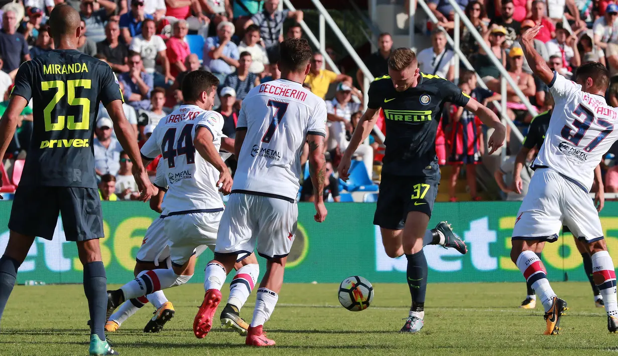 Bek Inter Milan, Milan Skrinar, berusaha melewati pemain Crotone pada laga Serie A Italia di Stadion Ezio Scida, Calabria, Sabtu (16/9/2017). Crotone kalah 0-2 dari Inter. (AFP/Carlo Hermann)