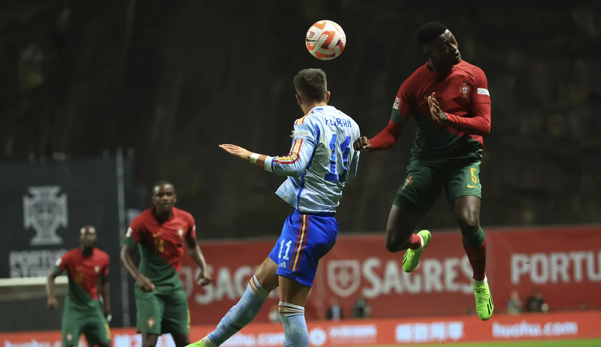 Bek Portugal Nuno Mendes melakukan sundulan dengan penyerang Spanyol Ferran Torres pada matchday keenam atau terakhir Grup A2 UEFA Nations League 2022-2023 di Estadio Municipal Braga, Rabu (28/9/2022) dini hari WIB. Alvaro Morata menjadi pahlawan kemenangan Spanyol berkat gol semata wayang ke gawang tuan rumah jelang pertandingan berakhir. (AP Photo/Luis Vieira)