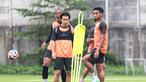Rizky Ridho (kanan) dan Ryo Matsumura (tengah) tampak serius dalam sesi latihan Persija Jakarta yang diadakan di Persija Training Ground, Depok, pada Senin (2/2/2026) sore WIB sebagai persiapan untuk melawan Arema FC. (Bola.com/Nur Iman Ali)
