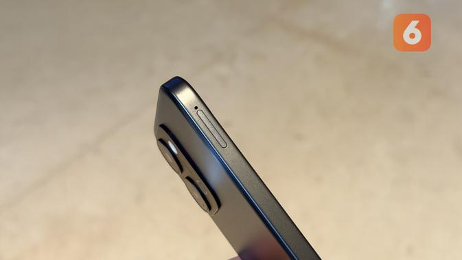 Slot microSD di sisi kanan atas bodi Vivo Y31d Pro. (Liputan6.com/ Yuslianson)