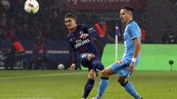 Gelandang Paris Saint-Germain, Marco Verratti (kiri), saat membela klubnya bersua Marseille, pada laga lanjutan Ligue 1 2016-2017, di Stadion Parc des Princes (23/10/2016). Verratti mengancam hengkang jika kalangan media terus memberi kritik. (Reuters/Jac