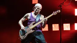 Flea dari Red Hot Chili Peppers tampil pada festival musik Louder Than Life di Kentucky Exposition Center, Louisville, Kentucky, Amerika Serikat, 25 September 2022. (Photo by Amy Harris/Invision/AP)