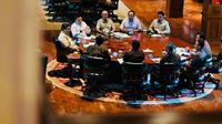 Presiden Prabowo Subianto memimpin rapat bersama jajaran Dewan Ekonomi Nasional (DEN) di kediaman pribadinya di Hambalang, Kabupaten Bogor, Kamis (31/7/2025). Rapat tersebut membahas kondisi perekonomian nasional dan arah kebijakan strategis ke depan.