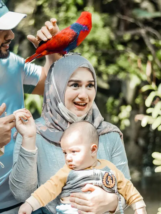 Keluarga kecil Ammar Zoni dan Irish Bella semakin berwarna sejak kehadiran Air Rumi. Apalagi di momen Ramadan seperti sekarang ini, terlihat dari tayangan di Channel Youtube Aish TV, Air Rumi ikut sahur pertamakali. (Instagram/ammarzoni)