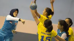 Pebola tangan putri Indonesia, Farah Millenia, berusaha mombobol gawang Filipina pada International Handball Federation Trophy 2016 di Jakarta, Sabtu (5/3/2016). (Bola.com/Vitalis Yogi Trisna)