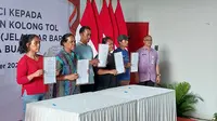 Warga yang tinggal di kolong jembatan dan kolong tol mulai pindah ke Rumah Susun Rawa Buaya, Jakarta Barat. (Arief/Liputan6.com)