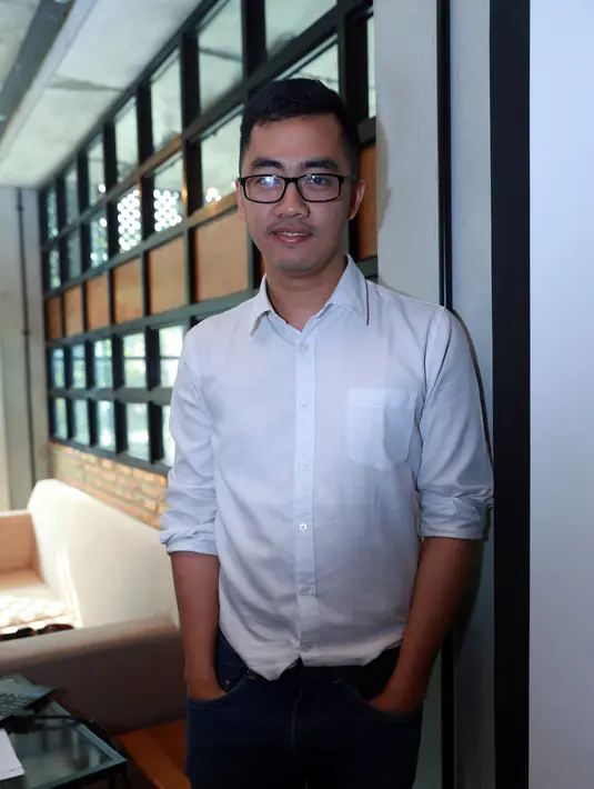 Meski teknik virtual reality bukanlah hal baru, namun dalam penggarapannya cukup membuat Dennis kerepotan. Pasalnya artis pemain AADC ini belum mengerti tentang post produksi dalam membuat virtual reality. (Wimbarsana/Bintang.com)