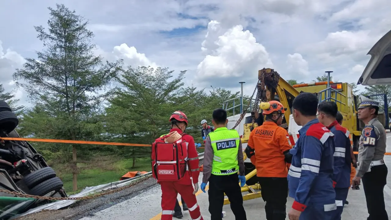 Proses evakuasi penumpang bus pariwisata di Tol Pemalang-Batang.
