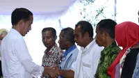 Presiden Jokowi membagikan sertifikat tanah di Maluku. (Liputan6.com/Ahmad Romadoni)