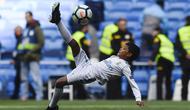 Putra dari Cristiano Ronaldo melakukan tendangan salto saat menemani sang ayah di Stadion Santiago Bernabeu, Madrid, Minggu (8/4/2018). Tendangan ini mirip seperti saat CR 7 membobol gawang Juventus. (AFP/Gabriel Bouys).