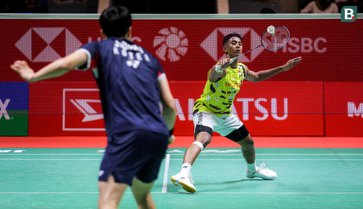 <p>Pebulu tangkis tunggal putra Indonesia, Alwi Farhan (kanan) bertanding melawan wakil Korea Selatan, Jeon Hyeok-jin pada babak kualifikasi Indonesia Masters 2025 yang berlangsung di Istora Senayan, Jakarta, Selasa (21/01/2025). (Bola.com/Bagaskara Lazuardi)</p>