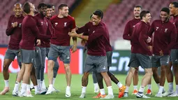 Para pemain Liverpool bercanda dengan rekan-rekannya selama sesi latihan di stadion San Paolo di Naples, Italia (2/10). Liverpool akan bertanding melawan Napoli pada grup C Liga Champions. (AFP Photo/Carlo Hermann)