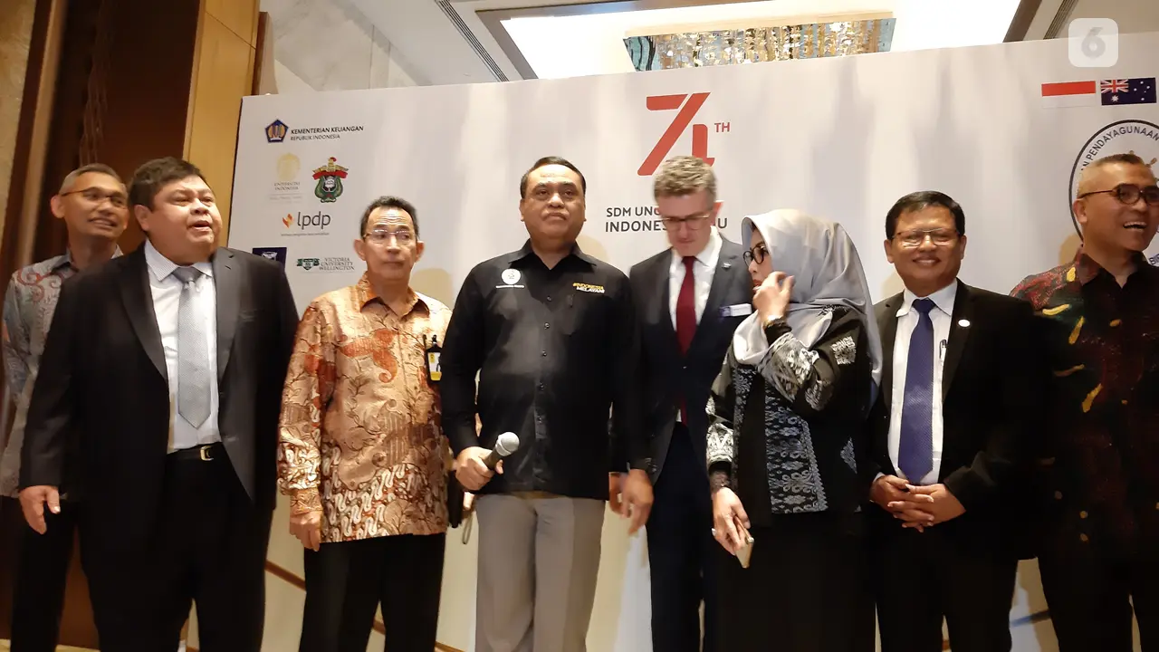 Menteri PAN-RB Syafruddin dan Direktur Utama LPDP Rionald Silaban (paling kiri) mendukung agar ASN kuliah di luar negeri.