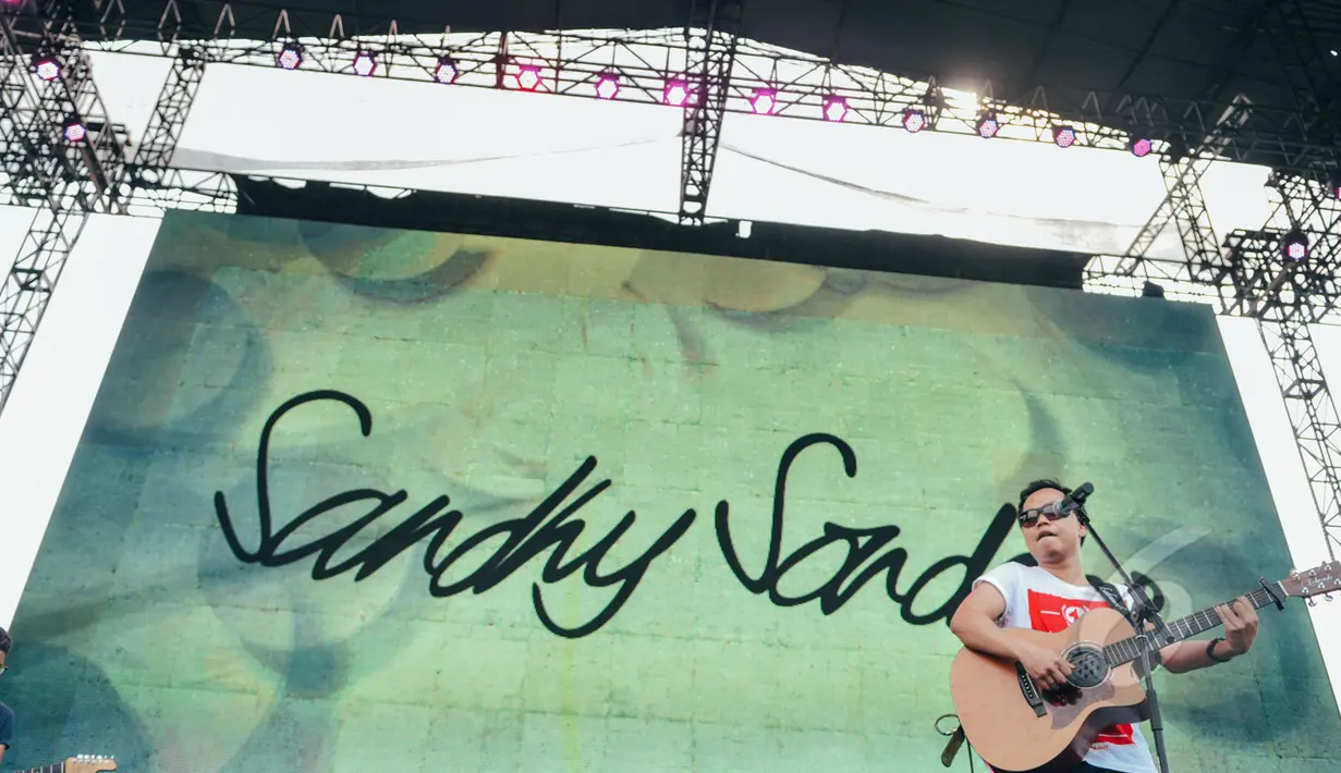 Dipadu keahliannya memainkan gitar, Sandhy Sondoro membuat penonton terpukau di Konser Drug Free Asia Afrika di Kawasan Monas, Jakarta, Minggu (19/4/2015). (Liputan6.com/Faizal Fanani)