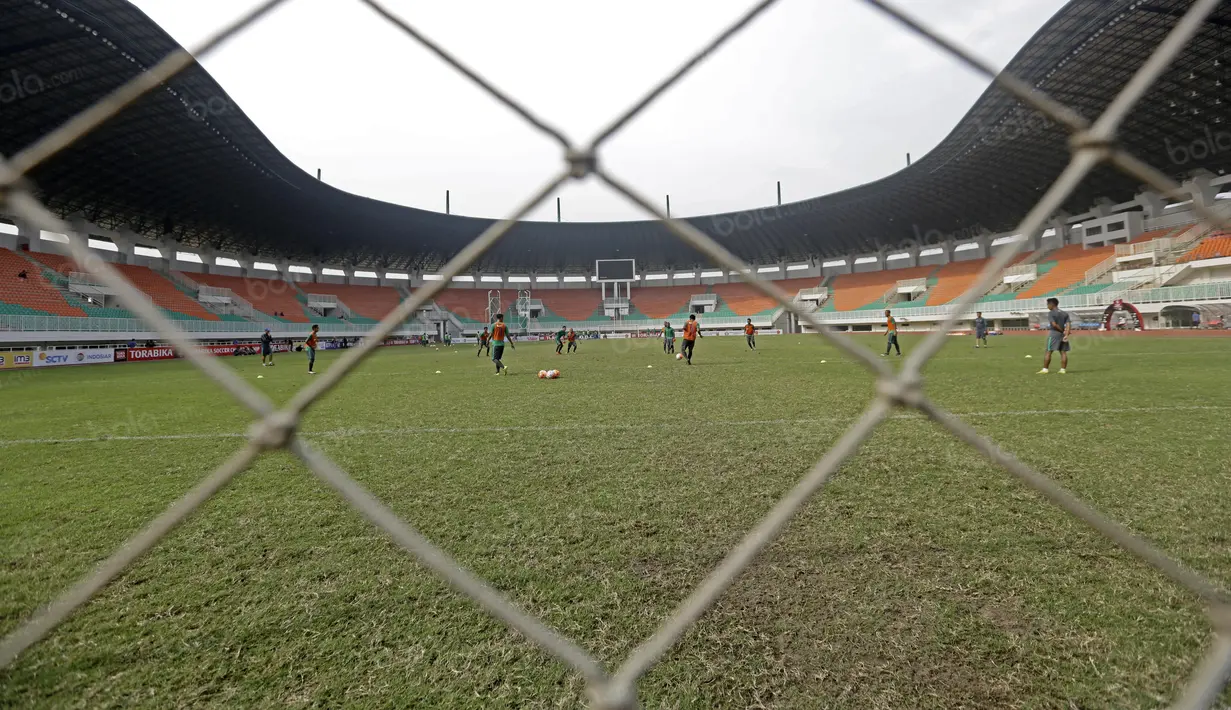 Para Pemain Timnas Indonesia seleksi tahap ke-2 tengah berlatih di Stadion Pakansari, Bogor, Selasa (16/8/2016). (Bola.com/Nicklas Hanoatubun)