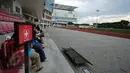 Sejumlah tim medis disiagakan di sisi lapangan ITE College Center, Singapura, Minggu (31/5/2015). Beberapa tim dari negara peserta Sea Games 2015 menggunakan lapangan ITE College Center untuk berlatih jelang laga perdana. (Liputan6.com/Helmi Fithriansyah)