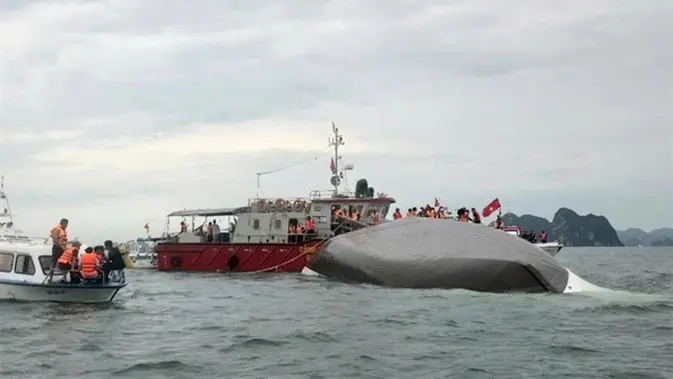 Bocah Selamatkan Diri: Tragedi Kapal Wisata Ha Long Bay.