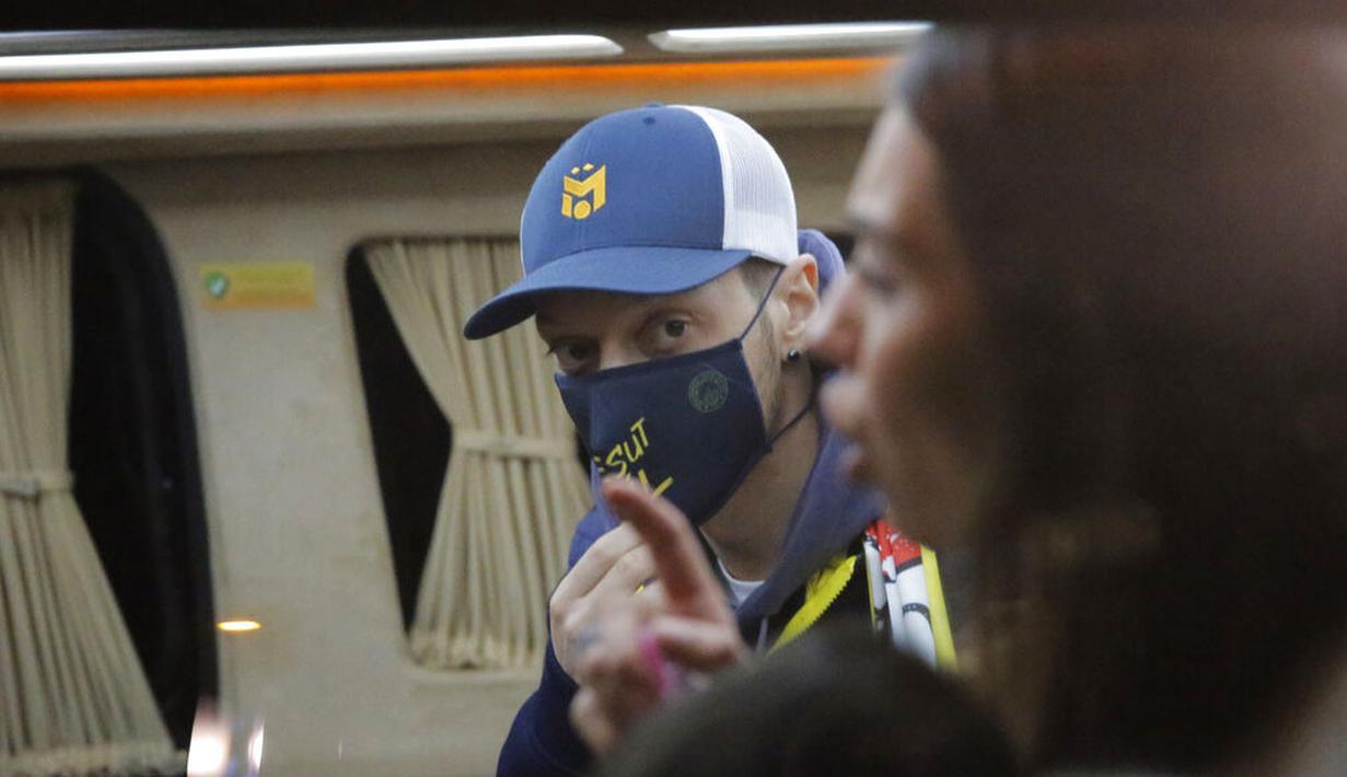 Pesepak bola asal Jerman, Mesut Ozil, saat tiba di Bandara Ataturk, Turki, Senin (18/1/2021). Setelah memutuskan hengkang dari Arsenal, Ozil akan memperkuat klub asal Turki, Fenerbahce. (AP Photo)