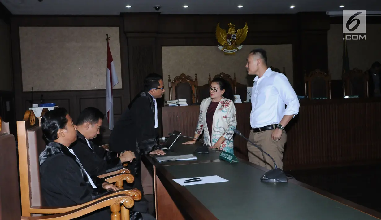 Terdakwa kesaksian palsu dalam perkara korupsi e-KTP, Miryam S. Haryani (kedua kanan) berbincang dengan Jaksa Penuntut Umum KPK jelang mengikuti sidang pembacaan pembelaan di Pengadilan Tipikor, Jakarta, Kamis (2/11). (Liputan6.com/Helmi Fithriansyah)