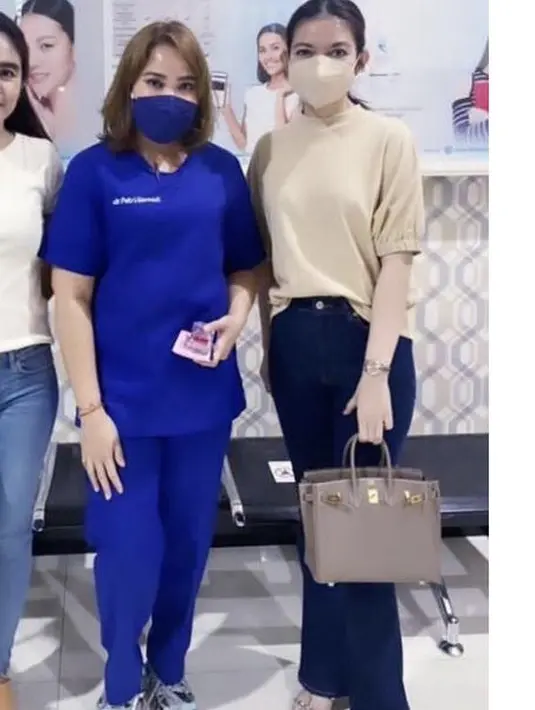 <p>Belum lama ini di akun Instagram @hermes.selebriti terlihat Selvi Ananda menenteng tas mewah Hermes Birkin 25 seharga $32,500.00 atau Rp 503.750.000 ($1: 15.500). @selvi_gibran</p>