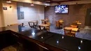 Kursi dan meja diatur untuk membatasi kapasitas tempat duduk di restoran di New York, AS (30/9/2020). Mulai Rabu (30/9), restoran-restoran di New York City diizinkan untuk membuka kembali layanan makan dalam ruangan selama masih di bawah 25 persen dari kapasitas maksimal. (Xinhua/Michael Nagle)