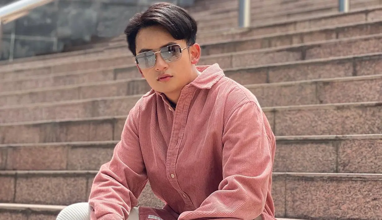 Menjadi seorang publik figur, Randy Martin selalu memperhatikan penampilannya. Pia kelahiran Surabaya, Jawa Timur, 18 Februari 1998 ini di kesehariannya memang terlihat fashionable. Apalagi saat mengenakan kacamata, ia tampil trendi. (Liputan6.com/IG/@randymartinnn)