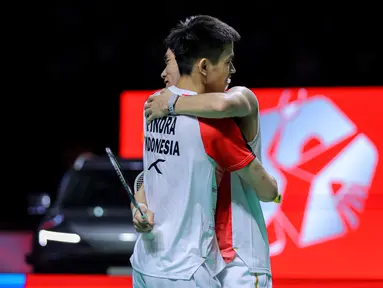 Pebulu tangkis ganda putra Indonesia, Raymond Indra/Nikolaus Joaquin merayakan kemenangan atas rekan senegaranya, Sabar Karyaman Gutama/Moh Reza Pahlevi dalam laga semifinal Indonesia Open 2026 di Istora Senayan, Jakarta, Sabtu (06/06/2026). (Bola.com/Bagaskara Lazuardi)