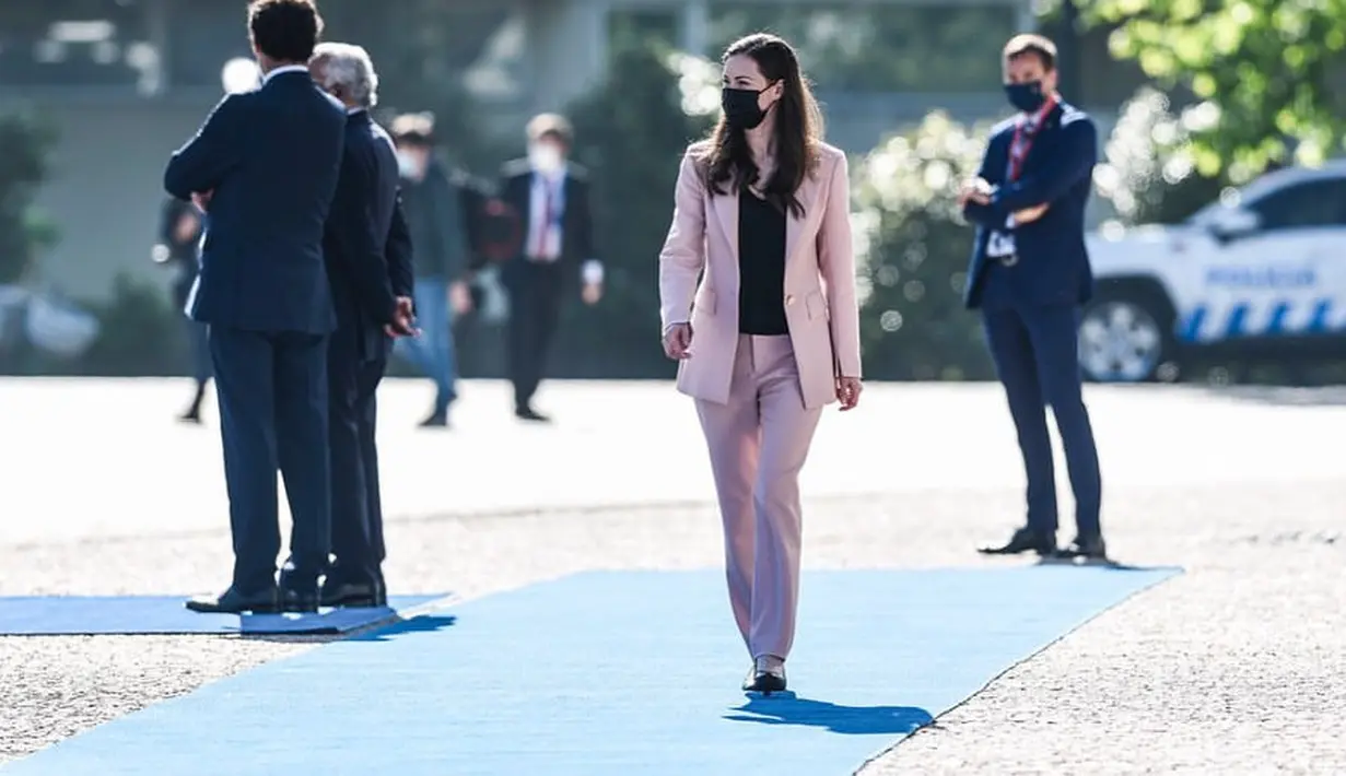 Bosan dengan blazer hitam, paduan nuansa pink yang soft bisa jadi pilihan menjanjikan. Tambahkan nuansa warna hitam atau putih untuk memberikan nuansa kontras pada gaya. (Foto: Sanna Marin/ Instagram).