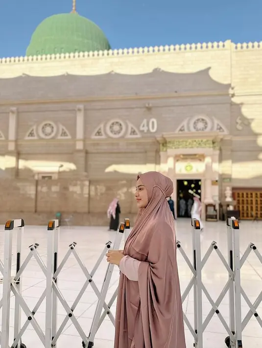 Anak pertama Anang Hermansyah dan Krisdayanti itu bersyukur banyak diberikan kemudahan. Dan berharap bisa setiap tahun menjalankan ibadah umrah. "Masya Allah TarabakAllah.. Subuh di Madinah.. dan Pagi tadi juga ke Raudhah yaitu makam Rasulullah..," tulis Aurel membagikan potretnya.  [Instagram/aurelie.hermansyah]