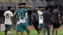 Ekspresi panik para pemain dan tim ofisial Timnas Indonesia U-20 usai Cahya Supriadi mengalami cedera dalam pertandingan matchday kedua Kualifikasi Grup F Piala Asia U-20 2023 di Stadion Gelora Bung Tomo, Surabaya, Jumat (16/9/2022). (Bola.com/Ikhwan Yanuar)