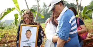 Chef Haryo Pramoe dimakamkan di Cileungsi, Jawa Barat, Jumat (22/12). Tampak keluarga dan sahabat mengantarkan sang juru masak tersebut ke peristirahatan terakhirnya. Suasana haru mewarnai pemakaman chef Karyo Pramoe. [Foto: KapanLagi.com®/Bayu Herdianto]