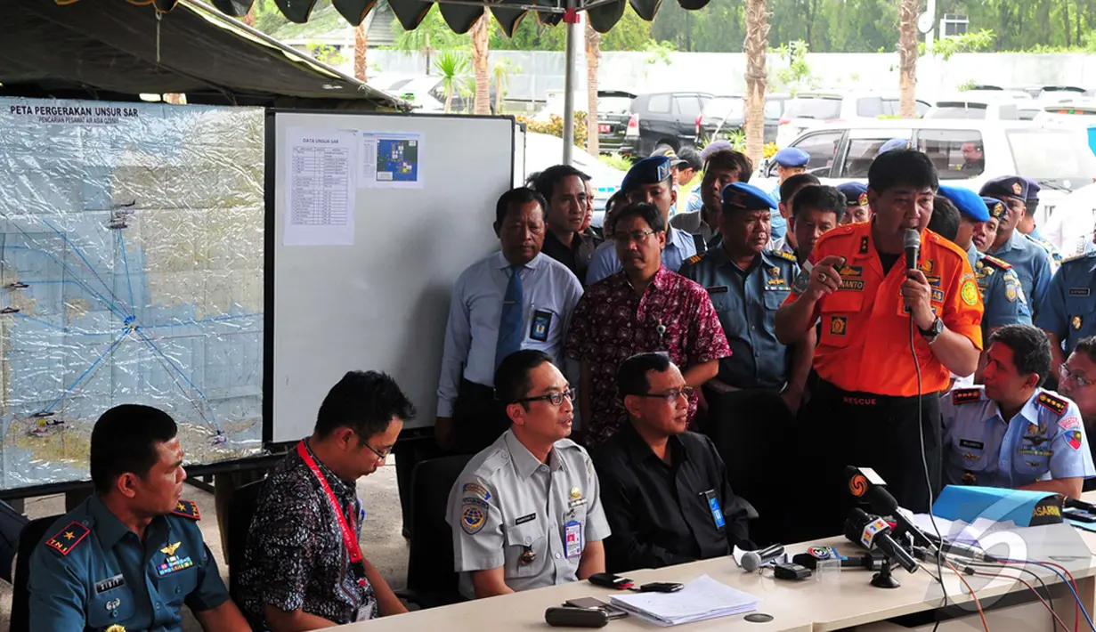 Kepala Badan SAR Kota Surabaya Hernanto menyatakan akan membuat titik koordinat lain yang tidak jauh dari lokasi tempat terakhir pesawat AirAsia hilang kontak di Surabaya, Jawa Timur, Senin (29/12/2014). (Liputan6.com/Johan Tallo)