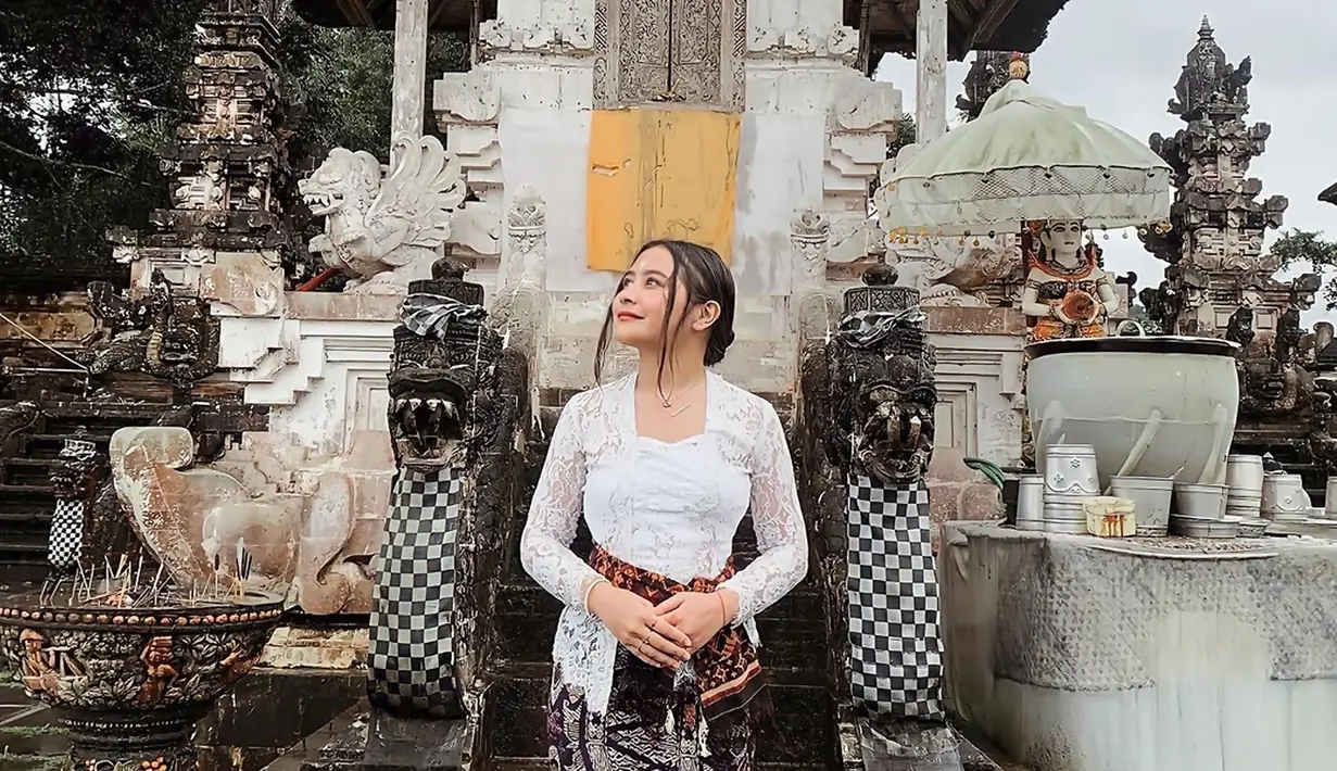 Dalam liburannya, penampilan Prilly Latuconsina baru-baru ini curi perhatian. Sering jalani pemotretan dalam berbagai tema, penampilannya selalu tuai banyak pujian dari para penggemar setia. (Liputan6.com/IG/@prillylatuconsina96)