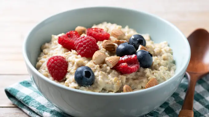 Overnight Oat dengan Pisang dan Buah Naga [Dok/freepik.com]