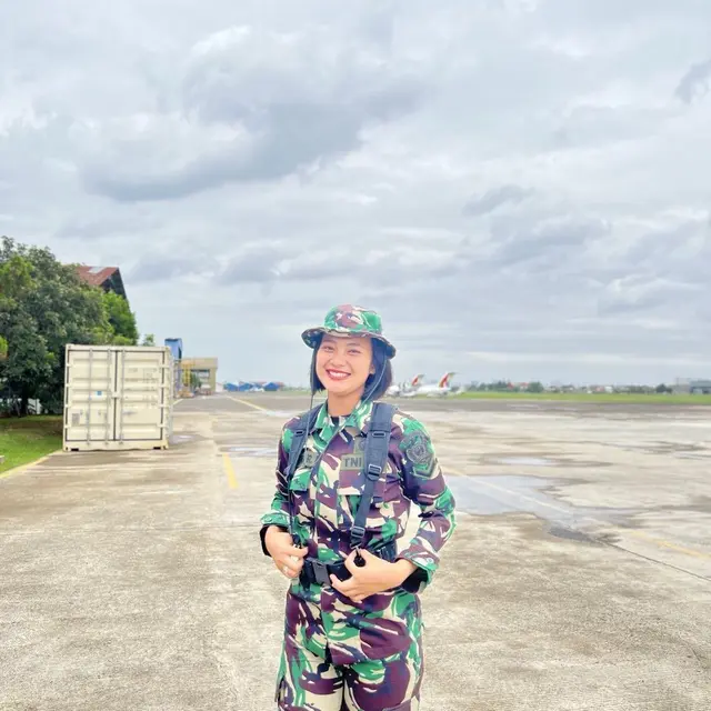 6 Potret Terbaru Aisyah Rahmawati, Pembawa Baki Upacara Penurunan Bendera HUT ke-74 RI