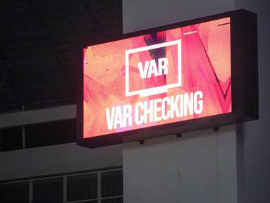 Tayangan layar 'Pemeriksaan VAR' saat pertandingan leg kedua semifinal championship series BRI Liga 1 2023/2024 antara Boreno FC melawan Madura United di Stadion Batakan, Balikpapan, Kalimantan, Minggu (19/05/2024). (Bola.com/Bagaskara Lazuardi)