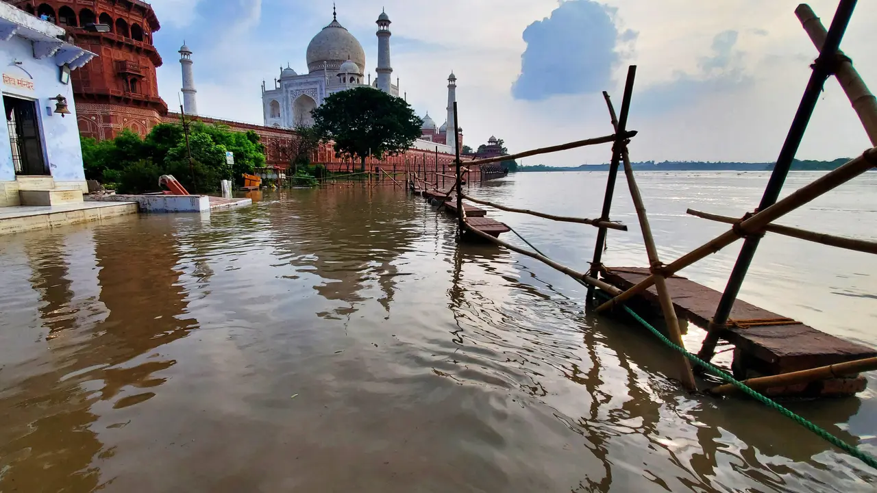 Banjir Efek Perubahan Iklim Landa India, Tenggelamkan Taman di Kompleks Taj Mahal