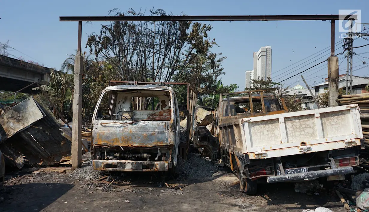 Sejumlah kendaraan hangus terbakar setelah kebakaran melanda lahan parkir di Jalan Budi Mulia Utara, Pademangan, Jakarta Utara, Rabu (24/7/2019). Kebakaran menghanguskan 14 mobil, 5 sepeda motor, dan 3 bedeng serta seorang warga mengalami luka bakar. (Liputan6.com/Immanuel Antonius)