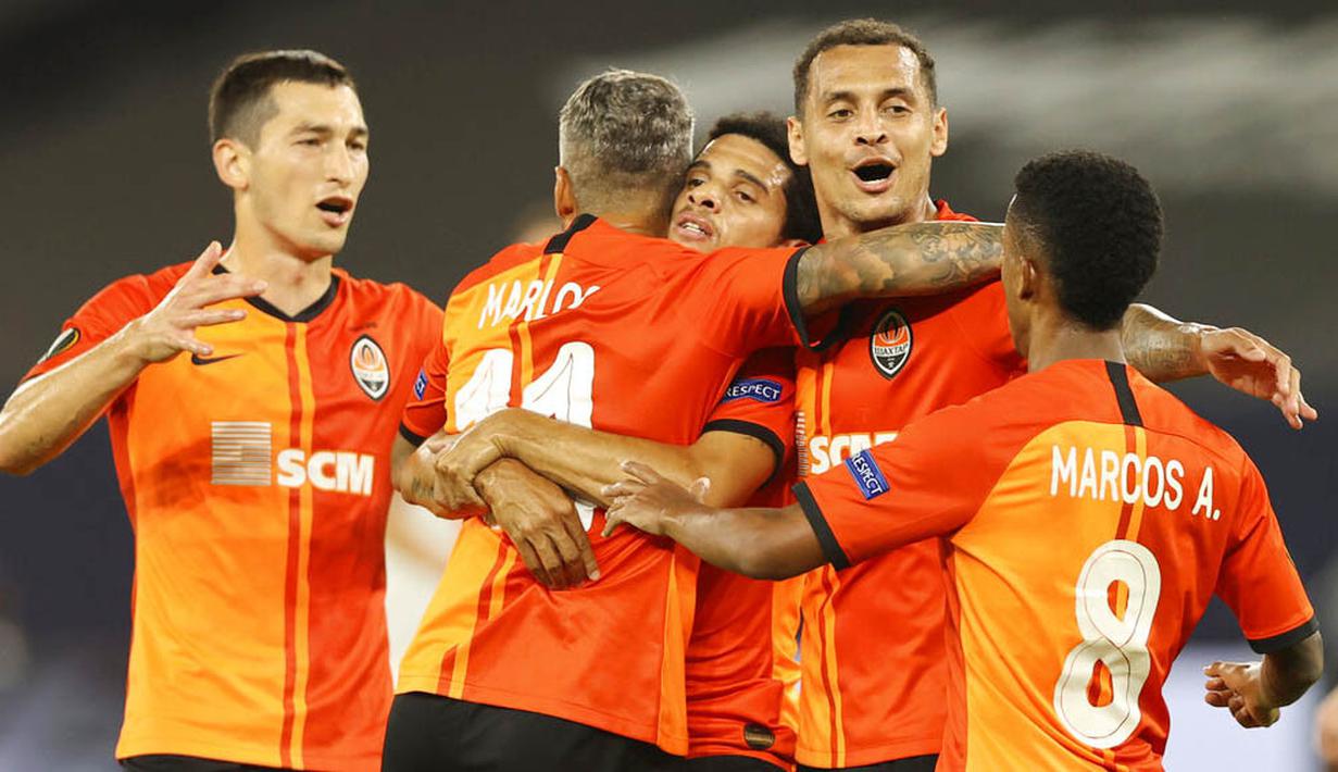 Para pemain FC Shakhtar Donetsk merayakan gol yang dicetak oleh Taison ke gawang FC Basel pada perempat final di Veltins Arena, Selasa (11/8/2020). Shakhtar Donetsk menang dengan skor 4-1. (Wolgang Rattay/Pool Photo via AP)