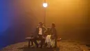 Dalam acara perilisan album di Jakarta, Maudy mengungkapkan kebanggaannya karena berhasil menggandeng Iwan Fals, seorang musisi yang ia anggap sebagai sosok panutan. Ia menyebut Iwan Fals sebagai "dream collaborator" karena kemampuan menulis lagu yang luar biasa dan pengalaman panjang di dunia musik. (Liputan6y.com/IG/@iwanfals)