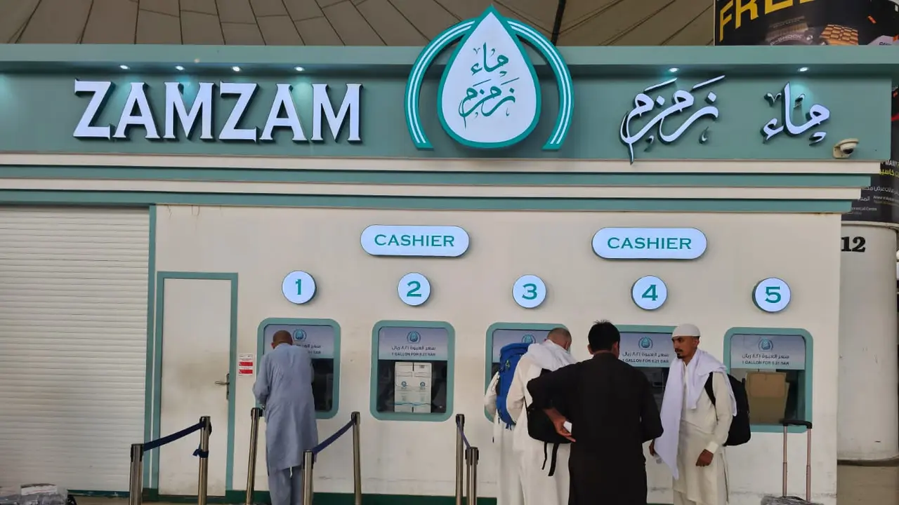 Outlet penjualan air zamzam dalam kemasan 5 liter di Bandara Internasional King Abdul Aziz, Jeddah. (FOTO: MCH PPIH ARAB SAUDI 2023)