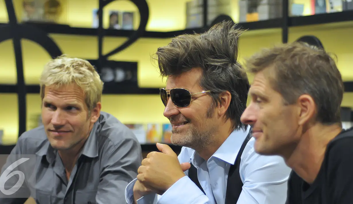 Grup band MLTR mendengarkan pertanyaan dari Liputan6.com di Jakarta, Rabu (19/8/2015). Mereka mengikuti perkembangan musik Indonesia dan menyukai suara penyanyi Indonesia Judika dan Agnez Mo dan. (Liputan6.com/Herman Zakharia)