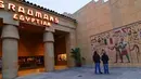 Bioskop Grauman's Egyptian didirikan oleh Sid Grauman di tahun 1921. Gedung bioskop ini didesain seperti bangunan kuno Mesir. Dengan filosofi "kuno" yang ditampilkan, gedung bioskop ini hanya memutar film klasik Hollywood. (www.theguardian.com)