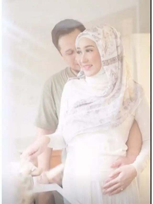 Umumkan Kehamilan, Ini 6 Potret Mesra Dian Pelangi dan Suami