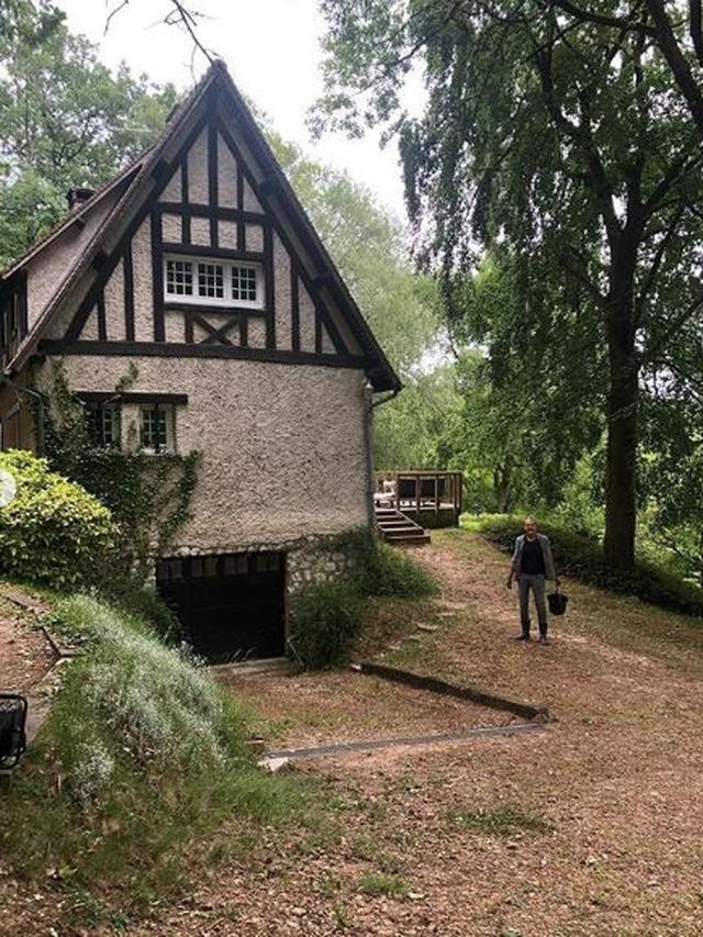 Halaman Rumah Anggun C Sasmi