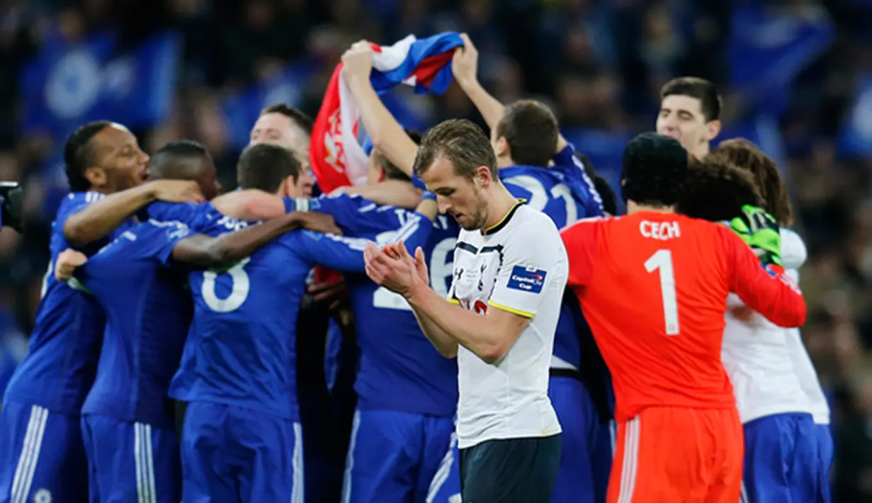Penyerang Tottenham, Harry Kane terlihat sedih setelah timnya mengalami kekalahan dari chelsea di Capital One Cup di Stadion Wembley, London, Minggu (1/3/2015).  Chelsea menang 2-0 atas Tottenham Hotspur.  (Reuters/AndrewCouldridge)