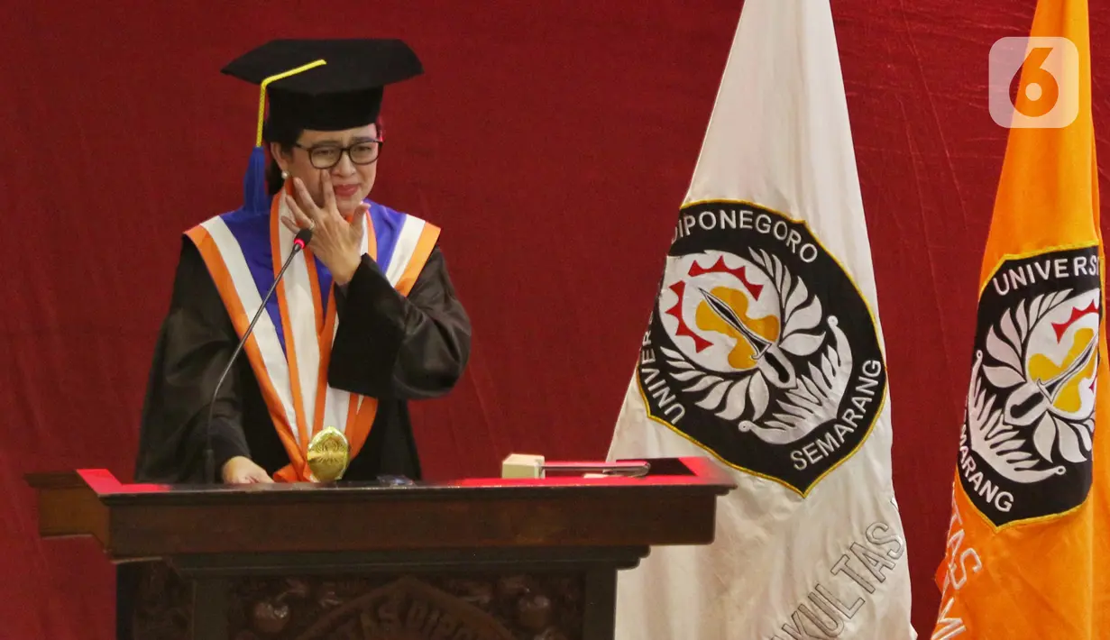 Ketua DPR Puan Maharani memberikan pidato saat pengukuhan Gelar Doktor Kehormatan Kebudayaan dan Kebijakan Pembangunan Manusia  dari Universitas Diponegoro, di Gedung Prof. Soedarto, Universitas Diponegoro, Semarang, Jawa Tengah, Jumat, (14/2/2020). (Liputan6.com/Johan Tallo)