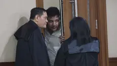 Terdakwa kasus peredaran narkotika di dalam Rumah Tahanan (Rutan) Salemba, Muhamad Ammar Akbar alias Ammar Zoni (tengah), sesaat sebelum mengikuti sidang pembacaan putusan di Pengadilan Negeri Jakarta Pusat, Kamis (23/4/2026). Aktor Muhamad Ammar Akbar alias Ammar Zoni divonis 7 tahun penjara dan denda Rp 1 miliar dalam kasus peredaran narkotika di dalam rumah tahanan Salemba. (Kapanlagi.com/Budy Santoso)
