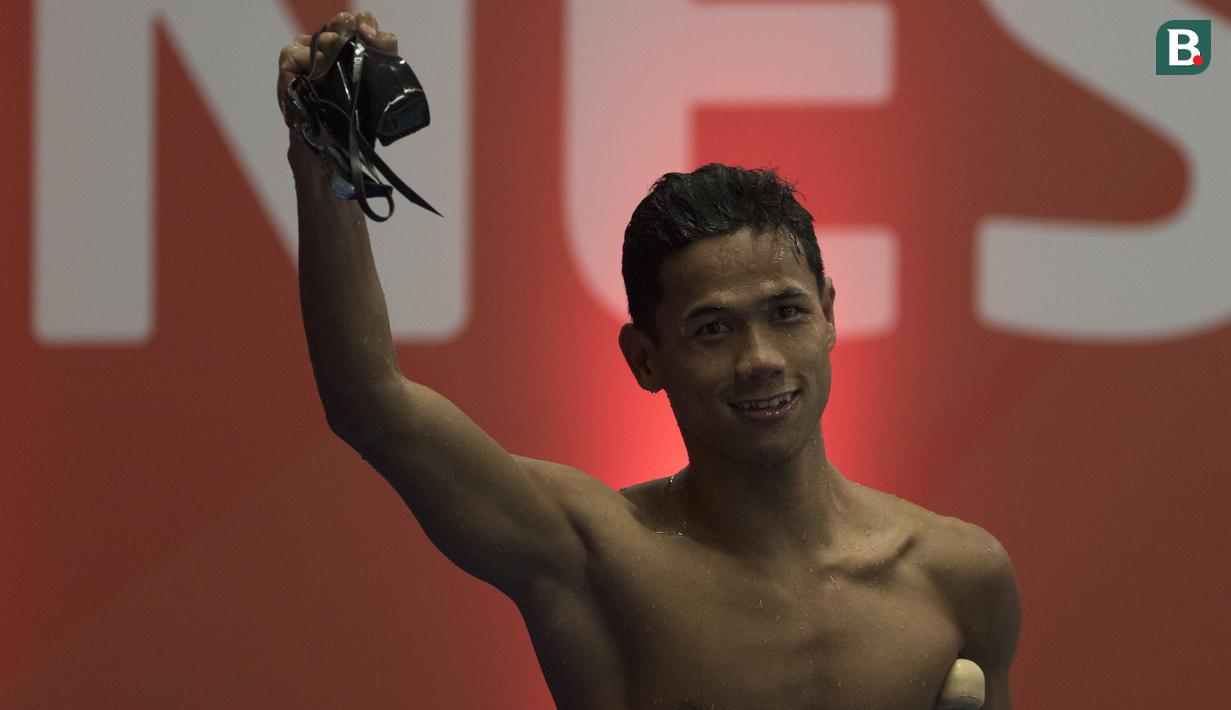 Perenang Indonesia, Jendi Pangabean, selebrasi usai menjadi yang tercepat pada Asian Para Games cabang renang nomor 100 meter gaya punggung S9 di Stadion Aquatic, Jakarta, Kamis (11/10). (Bola.com/Vitalis Yogi Trisna)